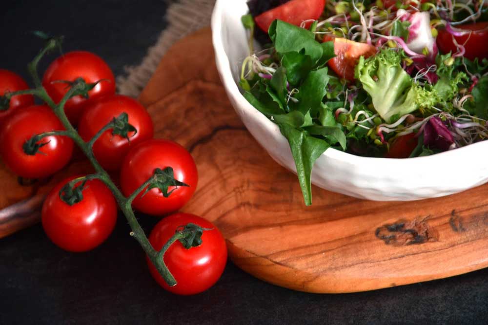 heart healthy vegetables placed inside a salad bowl