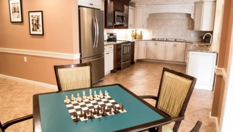 Whitney Place resident dinning room