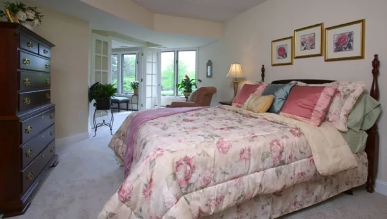 SALMON at Westborough The Willows resident's bedroom